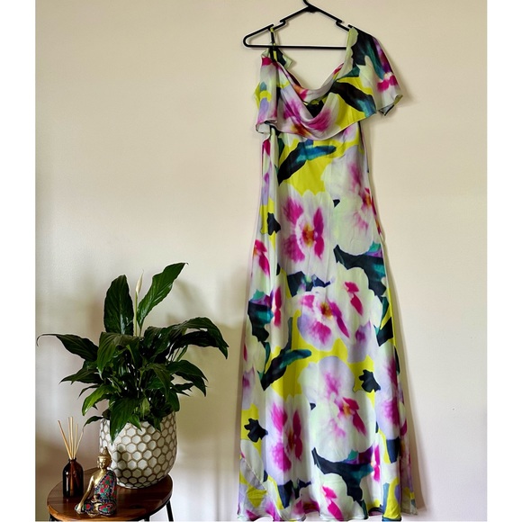Dresses & Skirts - 💕 Host Pick 💕 Charlie Brown Floral Satin Dress